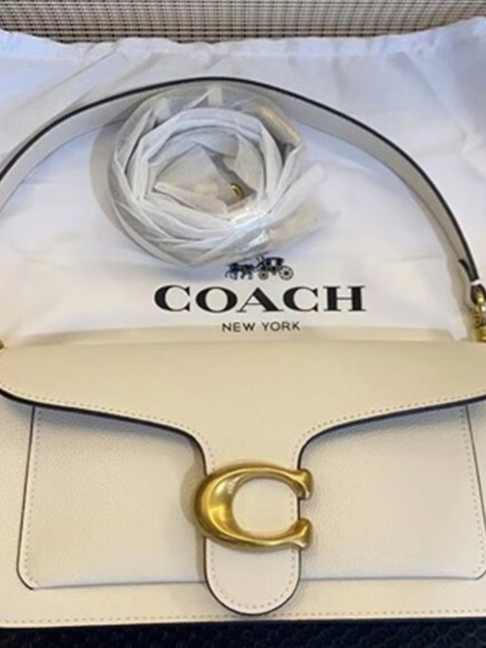 🦌Coach Ivory Leather Shoulder Bag with Gold Accents
